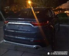 中国第一辆长安CS 85去了商店。网民看到模特后：