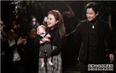 凌晨3点，火车上的乘客很伤心，三口之家挤了大