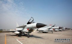 在两名战士在战争中相互对抗之前，一方突然不