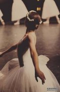 杨亮回到了她在新疆的母校，穿着芭蕾舞服，但