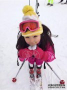 王世玲在寒假期间穿了一件红裙，和父亲合影留