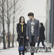 网民批评她与张涵的关系，但现在他坚持认为她