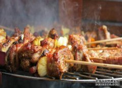 这个烧烤店在路上，收钱的方式很“有意”，网